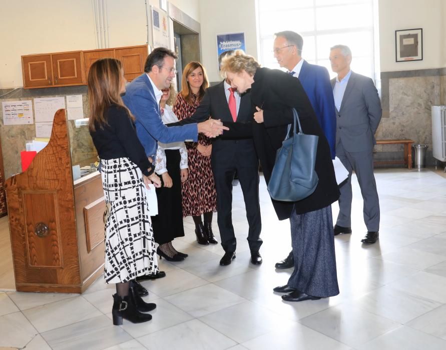 iri Hustvedt mantiene un encuentro con estudiantes en Oviedo.