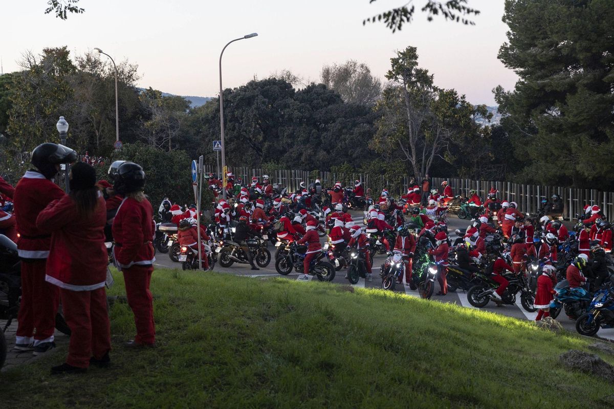Motoristas vestidos de Papá Noel circulan con su vehículo por las calles de Barcelona. Mientras vecinos y ecologistas han cortado la Gran Vía, cruce con Urgell, para protestar contra la Papanoelada motera. Motoristas vestidos de Papá Noel circulan con su vehículo por las calles de Barcelona. Mientras vecinos y ecologistas han cortado la Gran Vía, cruce con Urgell, para protestar contra la Papanoelada motera.