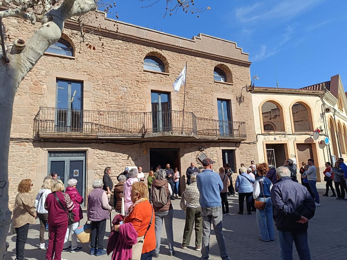 Una cinquantena de persones s'ha concentrat a Balsareny per a rebutjar l'homicidi d'un veí de Vilafruns
