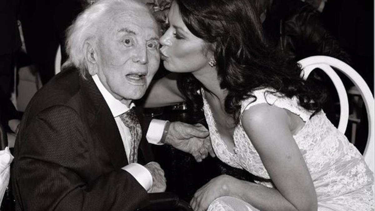 La actriz Catherine Zeta-Jones felicita a Kirk Douglas por su 99º aniversario.