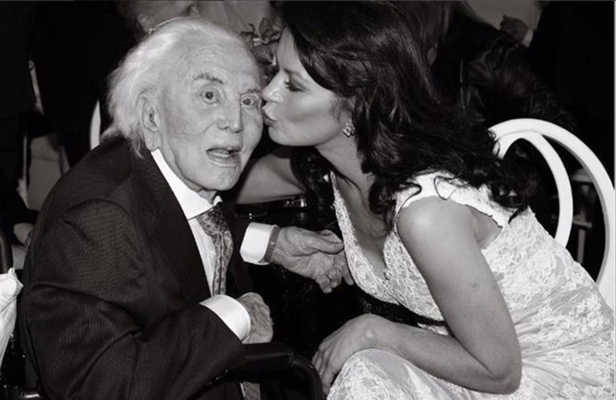 L’actriu Catherine Zeta Jones felicita Kirk Douglas en el seu 99è aniversari.