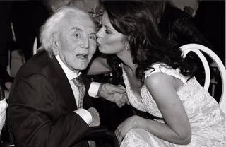 Catherine Zeta-Jones felicita a Kirk Douglas por su 99º aniversario