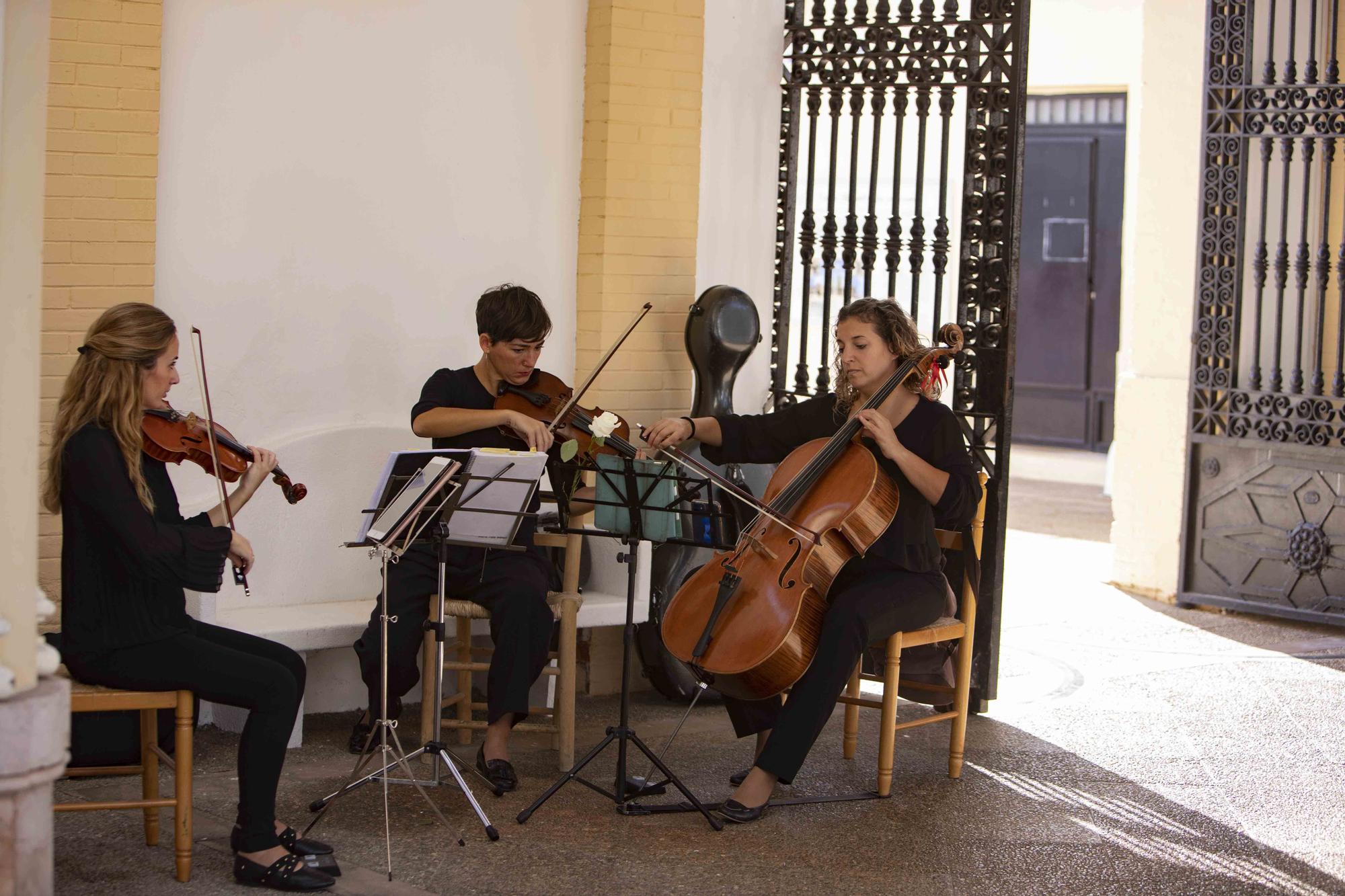 Día de Todos los Santos en el cementerio municipal de Alzira