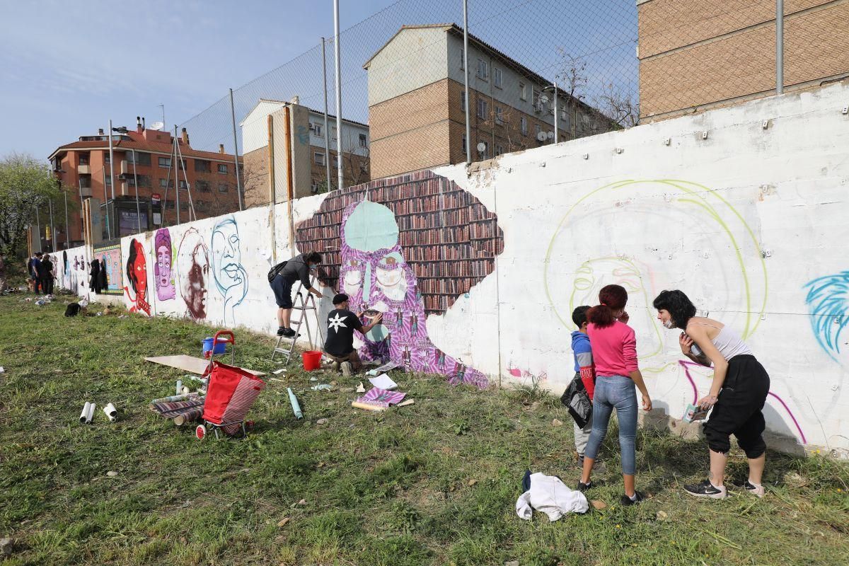 Comienzan a pintar el mural feminista en Torrero