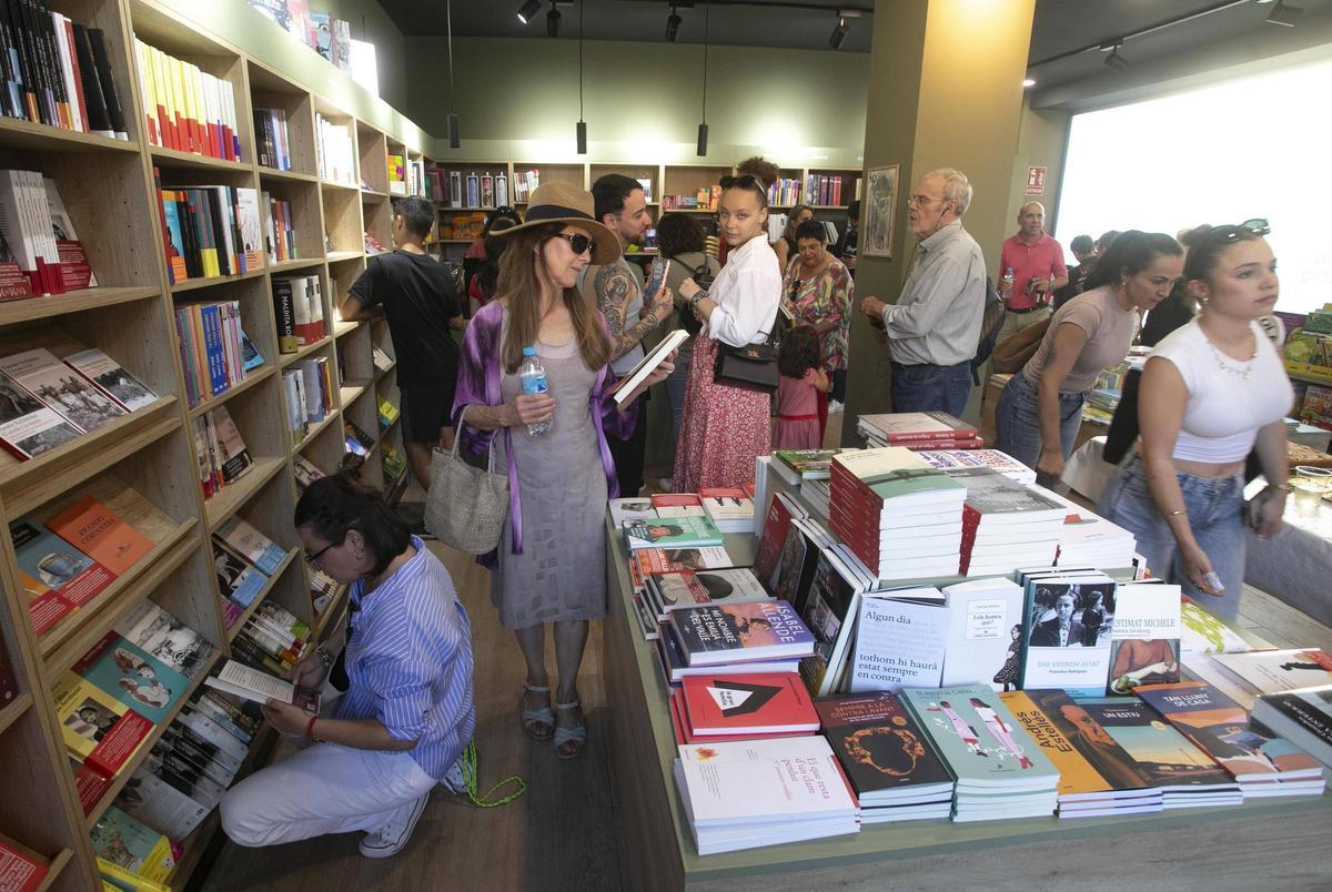 Reapertura de la librería la Moixeranga en Paiporta al cumplirse siete meses de la dana