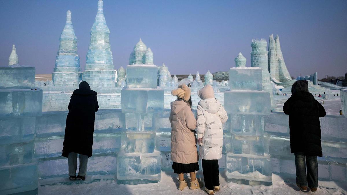 Esculturas y castillos de nieve en festivales de hielo de Moscú y  Heilongjiang, en el norte de China