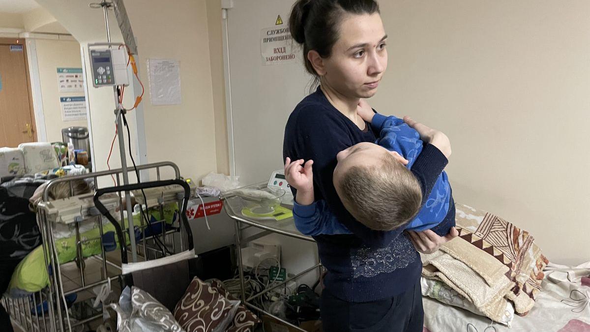 Una madre y su niño en un hospital pediátrico de Kiev (Ucrania).
