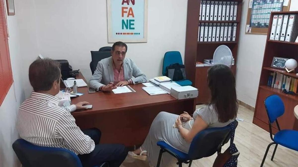 El presidente de Anfane, Rafael Cidres, atiende a dos usuarios de la entidad