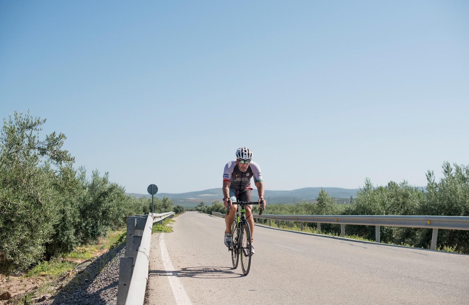 Alfonso Bastos y Katherine Mills ganan en Baena el primer triatlón cordobés tras el confinamiento