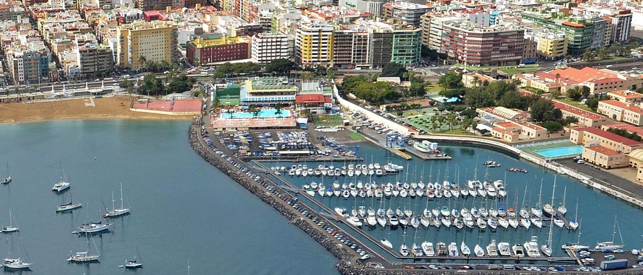 Instalaciones del Real Club Náutico de Gran Canaria en la playa de las Alcaravaneras, en una imagen de archivo. | | YAIZA SOCORRO