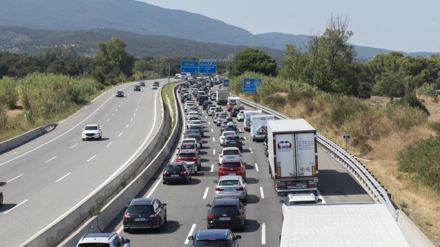 Malestar dels transportistes per l&#039;augment de costos i cues que suposa el desviament per la Jonquera