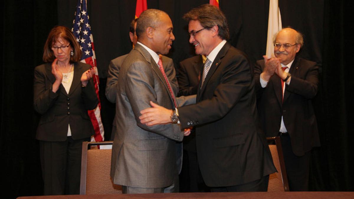 Artur Mas y el gobernador de Massachusetts, Deval Patrick, tras firmar un acuerdo de cooperación, el miércoles, en Boston.