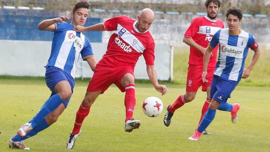 Óscar Pérez trata de controlar el balón ante el Aviles.