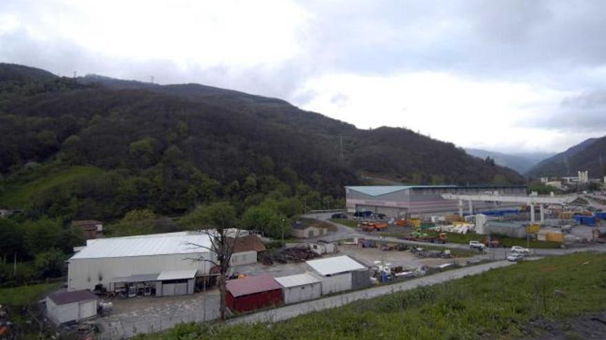 Los terrenos de Sotiello que el Ayuntamiento de Lena quiere aprovechar como área industrial.