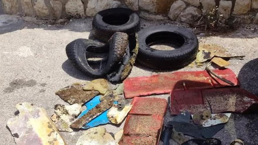 La realidad del fondo marino y el compromiso de "no pasar de largo": un veraneante de Xàbia apasionado del buceo retira neumáticos, fragmentos de fibra de vidrio, tuberías o plásticos