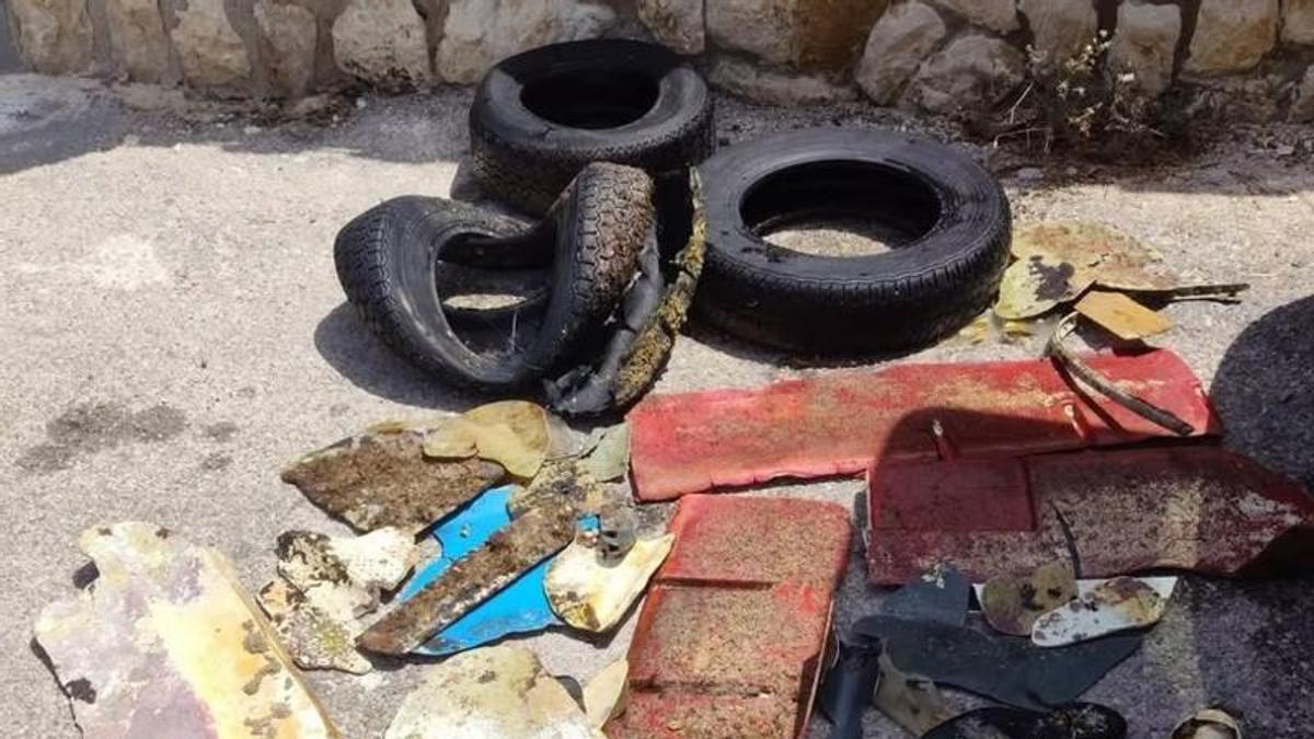 Neumáticos y restos de fibra de vidrio sacados por el buceador