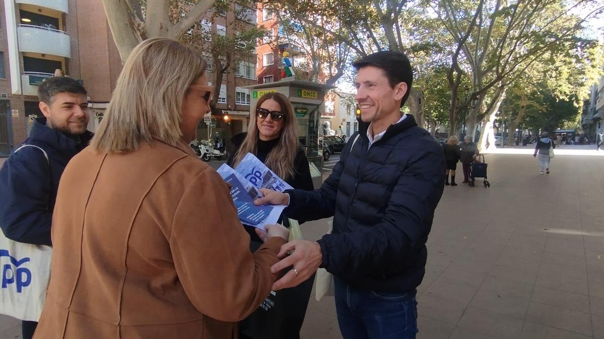 El portavoz del PP de Xàtiva, Marcos Sanchis, repartiendo boletines.