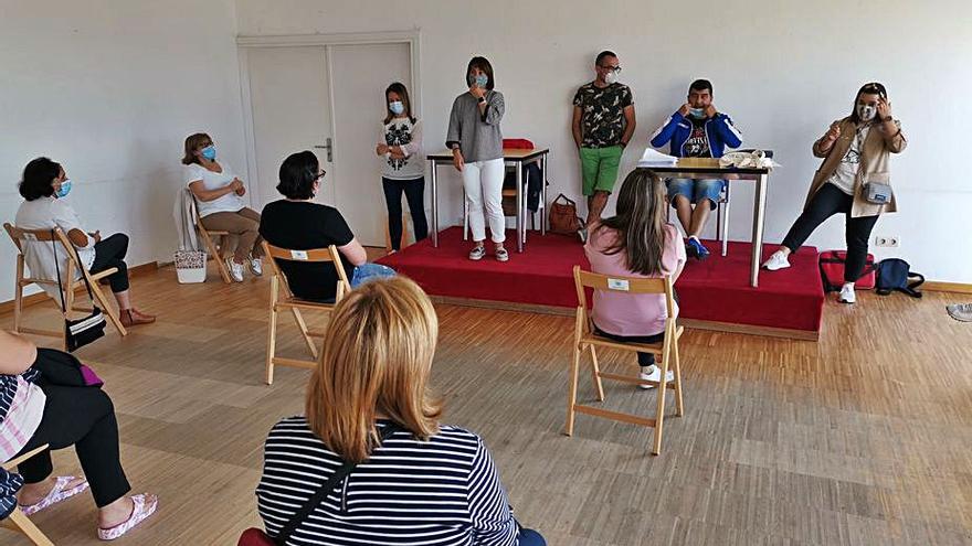 Una reunión de los vecinos de Ons en el Centro Social do Mar. | //S.Á.