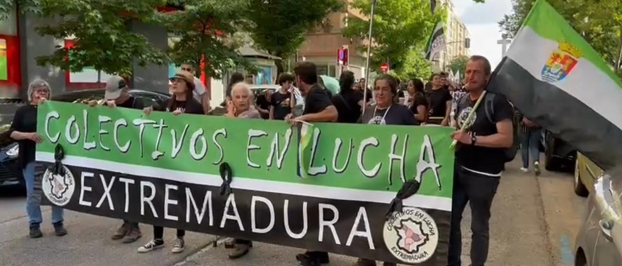 30 colectivos se manifiestan en Cáceres contra el "sacrificio" ambiental de Extremadura