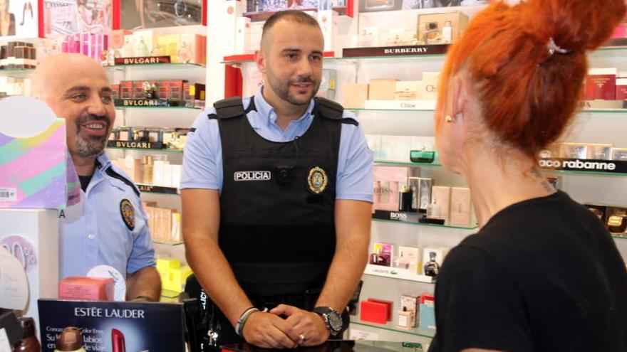 Dos agents de la Policia Local de Platja d&#039;Aro parlen amb una botiguera d&#039;una perfumeria