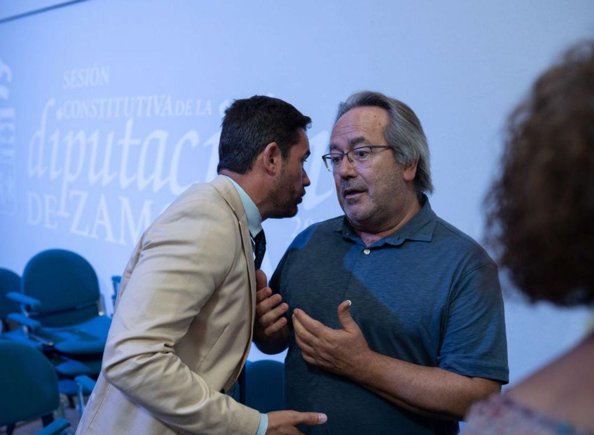 Antidio Fagúndez y Francisco Guarido charlan en la sala. | Emilio Fraile