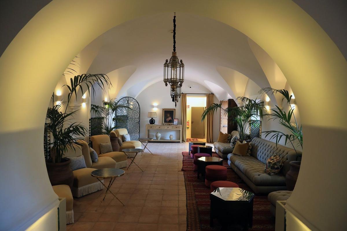 Uno de los espacios del Hotel Castillo de Santa Catalina, con diseño de la experta malagueña.