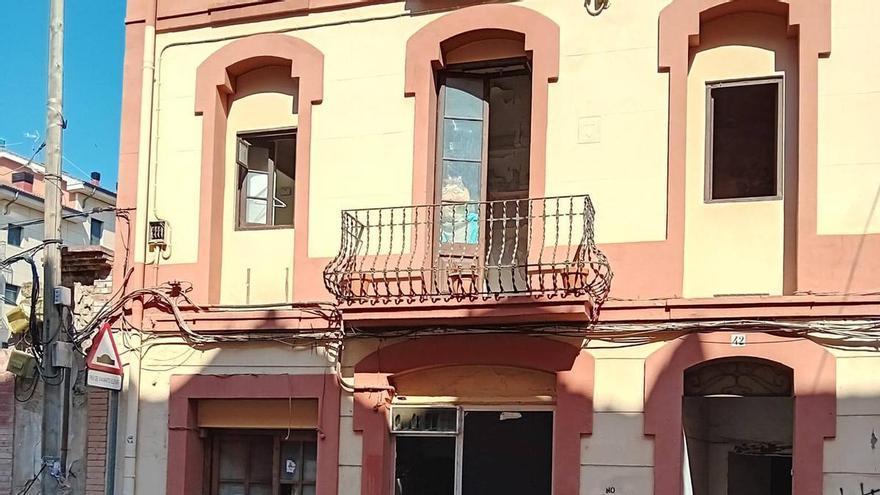 Ensurt per un incendi en un habitatge al carrer del Roser de Berga