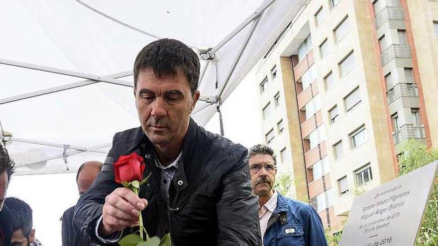 Pául Yarza, edil de Bildu, depositando una rosa en el homenaje. // Efe