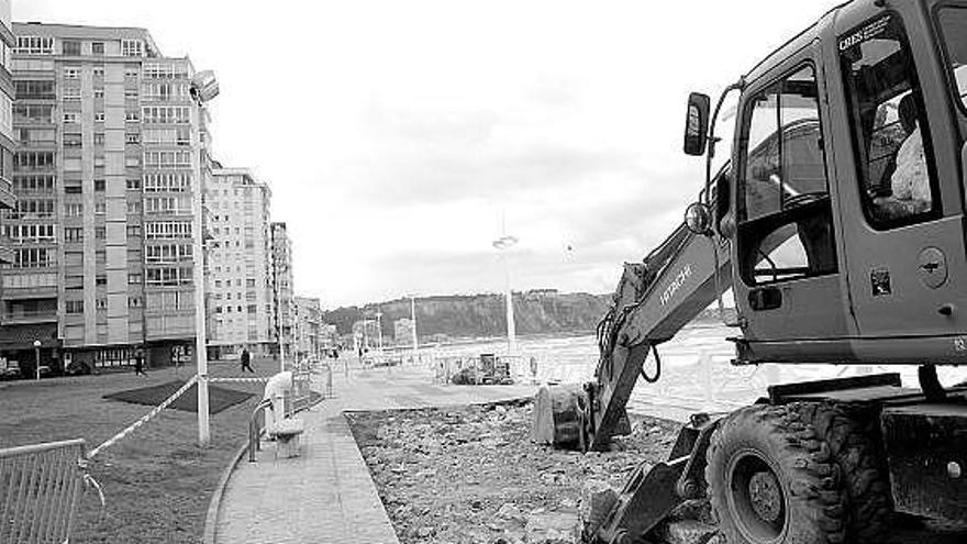 Una pala, durante las labores de reparación de unos 15 metros del firme del paseo marítimo de Salinas.