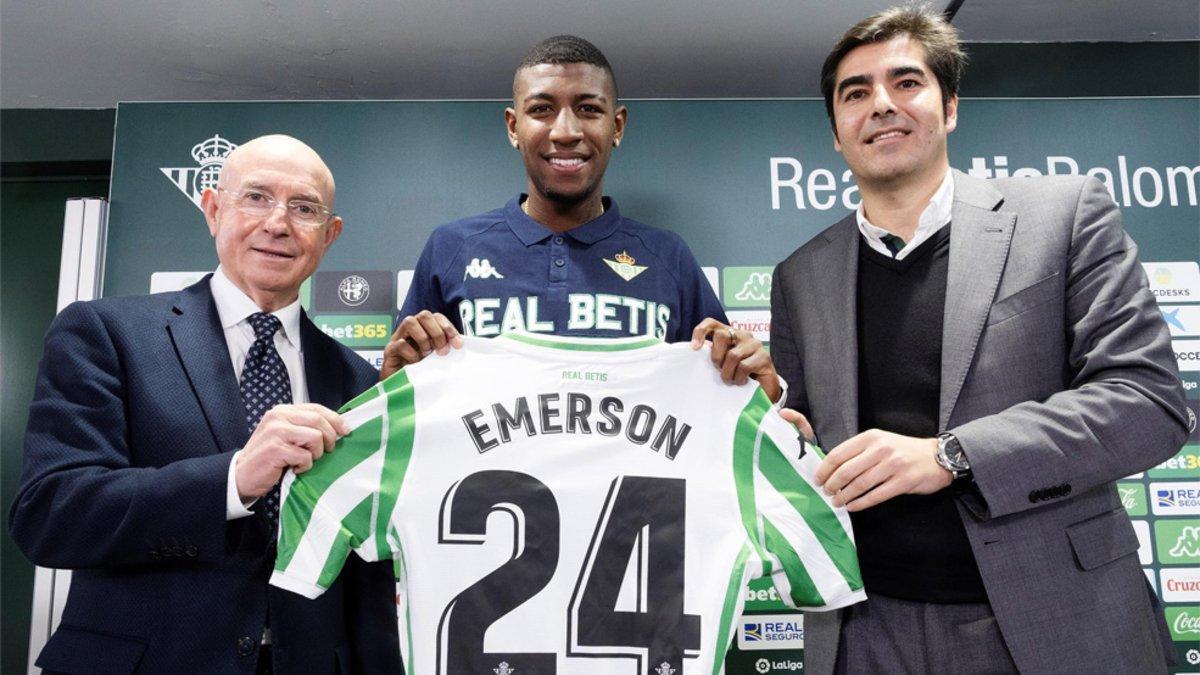 Serra Ferrer, Emerson y Ángel Haro durante la presentación del brasileño como jugador del Real Betis