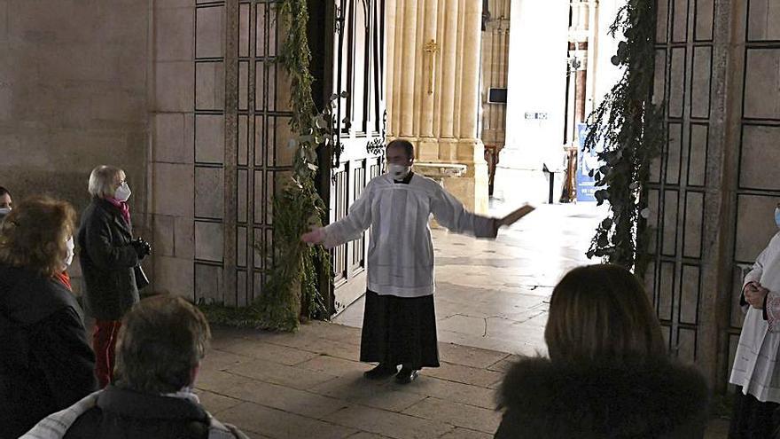 La Puerta del Perdón de la catedral de Burgos recibe a los fieles. | Ical