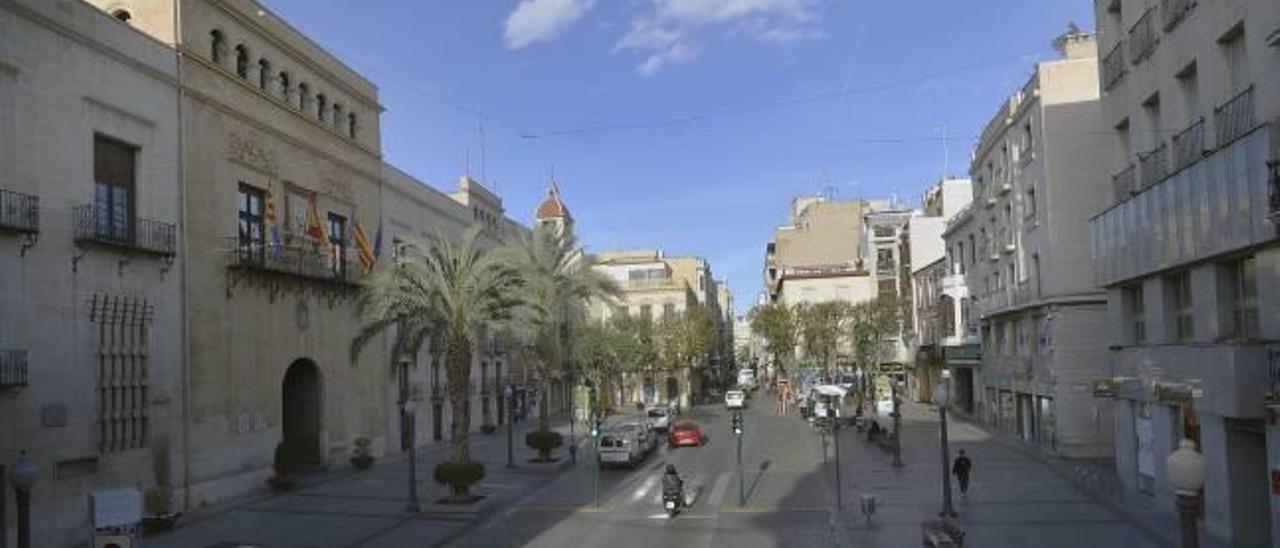 La Plaça de Baix y la fachada del Ayuntamiento de Elche, con vehículos circulando, en una imagen reciente.