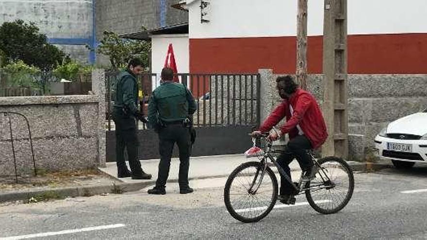 La Guardia Civil ante la vivienda en la que fue detenido. // Muñiz