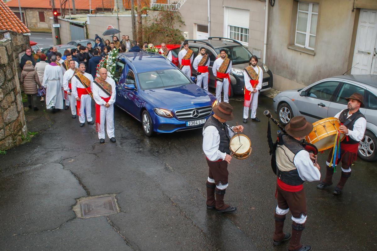 La llegada del coche fúnebre a la iglesia de Vilariño (Cambados)