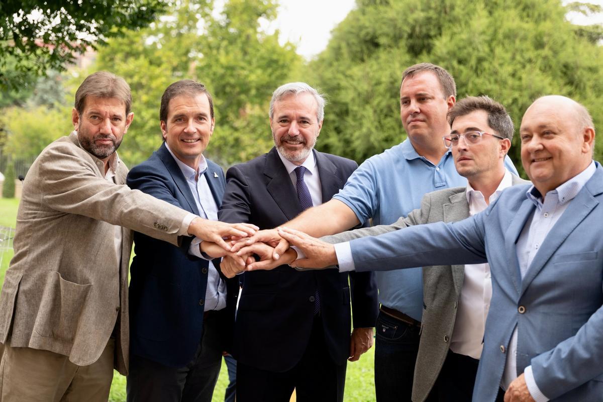 El presidente de Aragón, Jorge Azcón, en el centro, junto a los representantes de las organizaciones agrarias y de las cooperativas de Aragón.