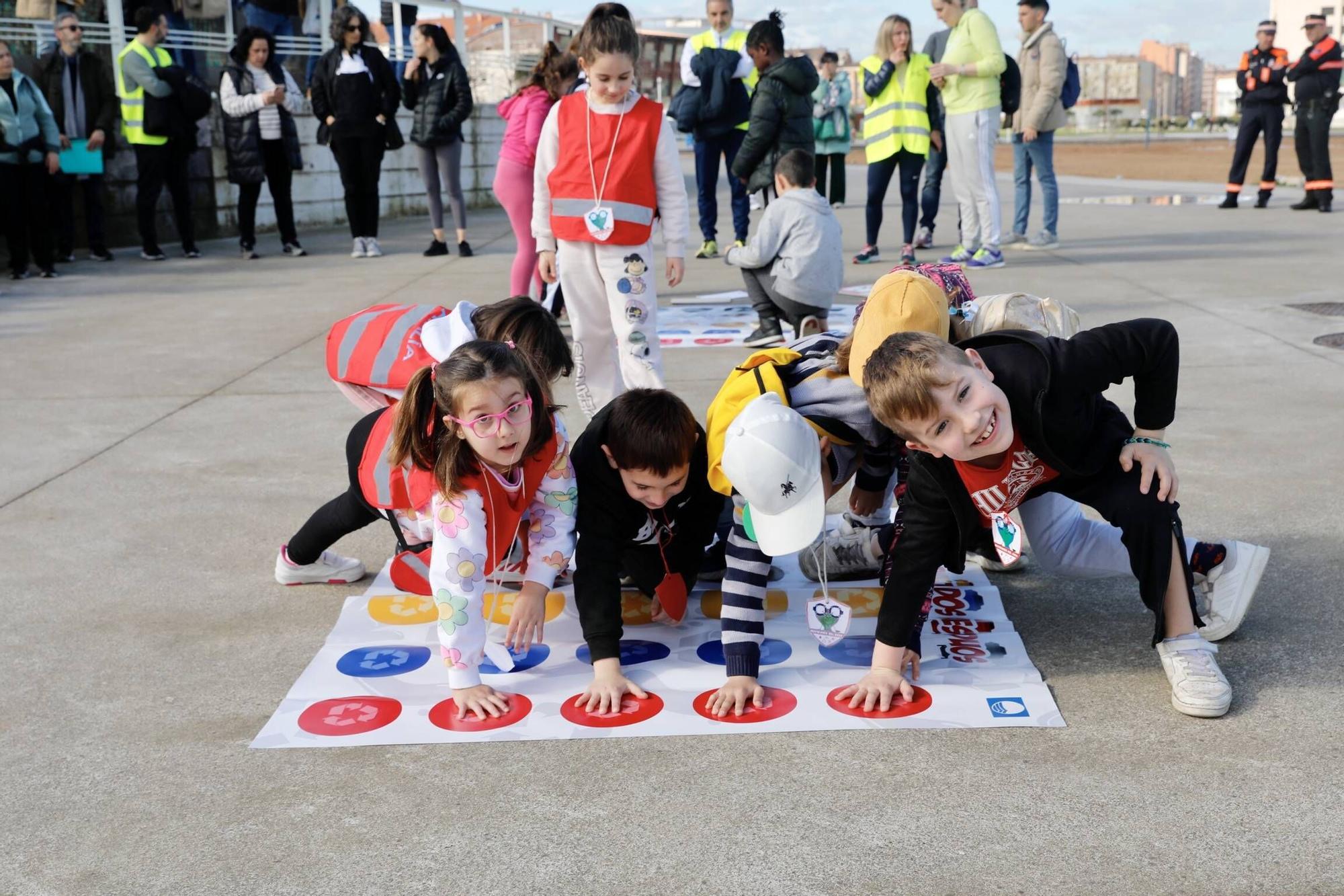 En imágenes: Así fue la actividad del proyecto "SwimSafe" en la playa del Arbeyal, en Gijón