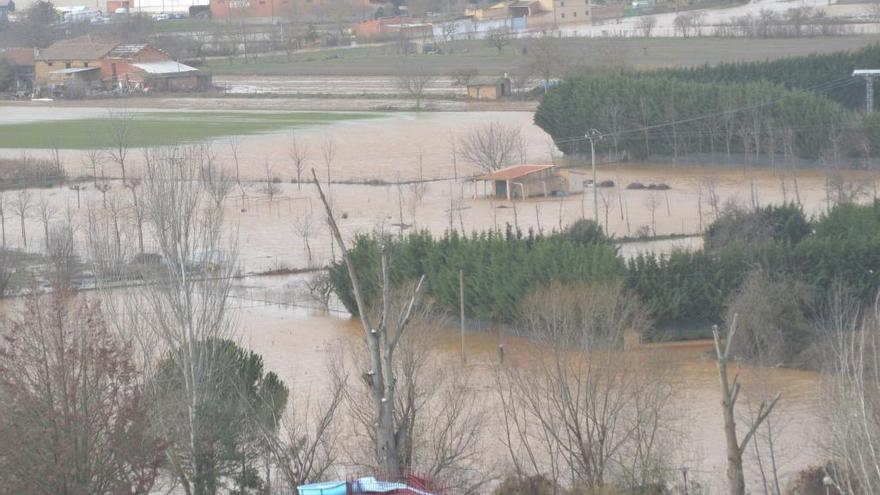 El río Órbigo a su paso por Benavente, en Zamora, durante las últimas inundaciones.