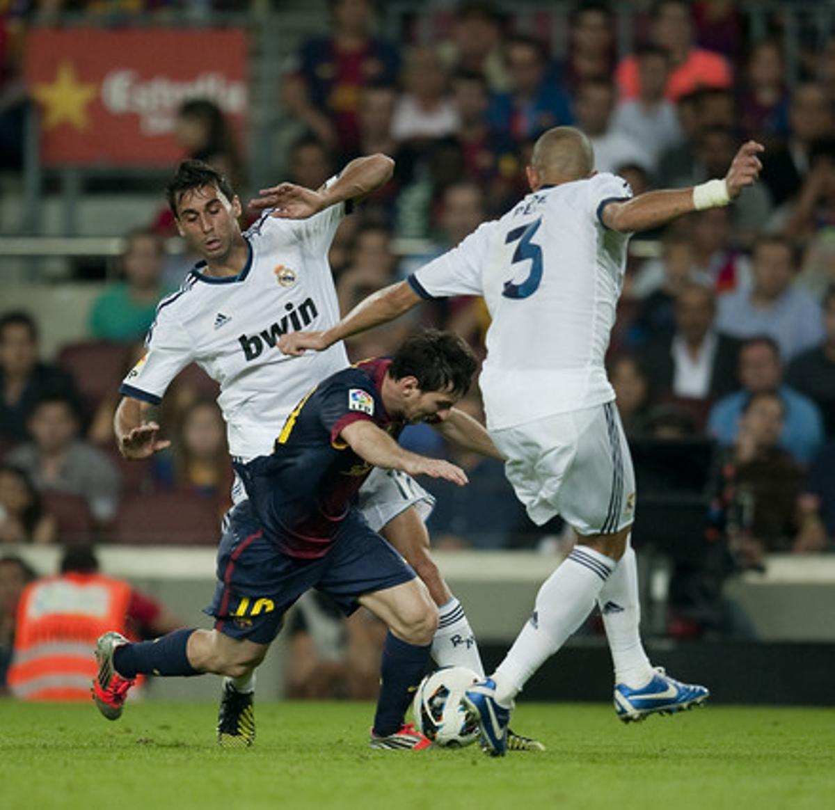 Arbeloa i Pepe fan caure Messi en una acció.