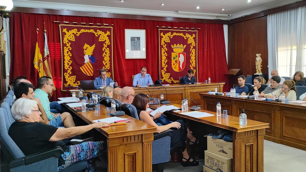Imagen del último pleno del Ayuntamiento de Vinaròs, presidido por Juan Amat (PP), ya que la alcaldesa, Maria Dolores Miralles (PVI), se encuentra fuera de España; con el equipo de gobierno y los grupos de la oposición.