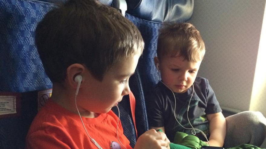 Dos menores en un avión