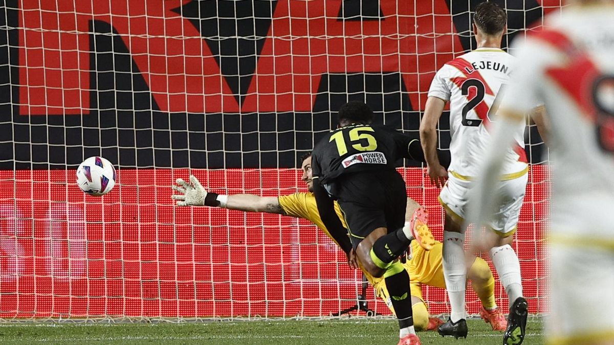 El Almería asalta Vallecas con Luis Maximiano de héroe