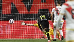 0-1. El Almería asalta Vallecas con Luis Maximiano de héroe
