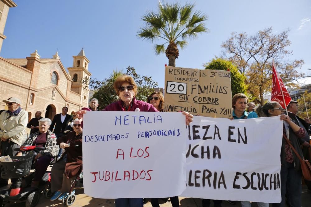 Las limpiadoras en huelga por los impagos de la empresa adjudicataria de la Generalitat protagonizaron ayer una protesta ante el Ayuntamiento de Torrevijea