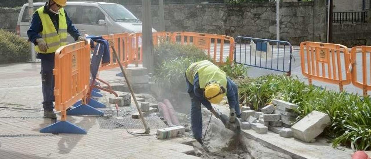 Trabajadores de la construcción en una calle de Pontevedra. // Rafa Vázquez