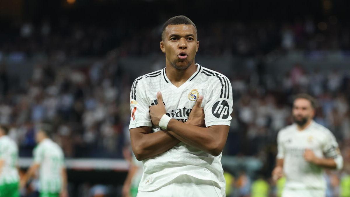 Kylian Mbappé hace su celebración con el Real Madrid