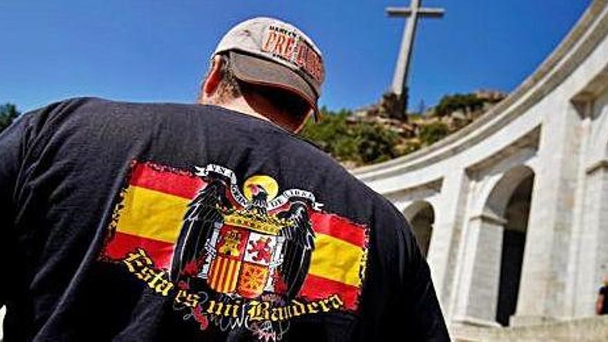 Un home amb una bandera franquista al Valle de los Caídos