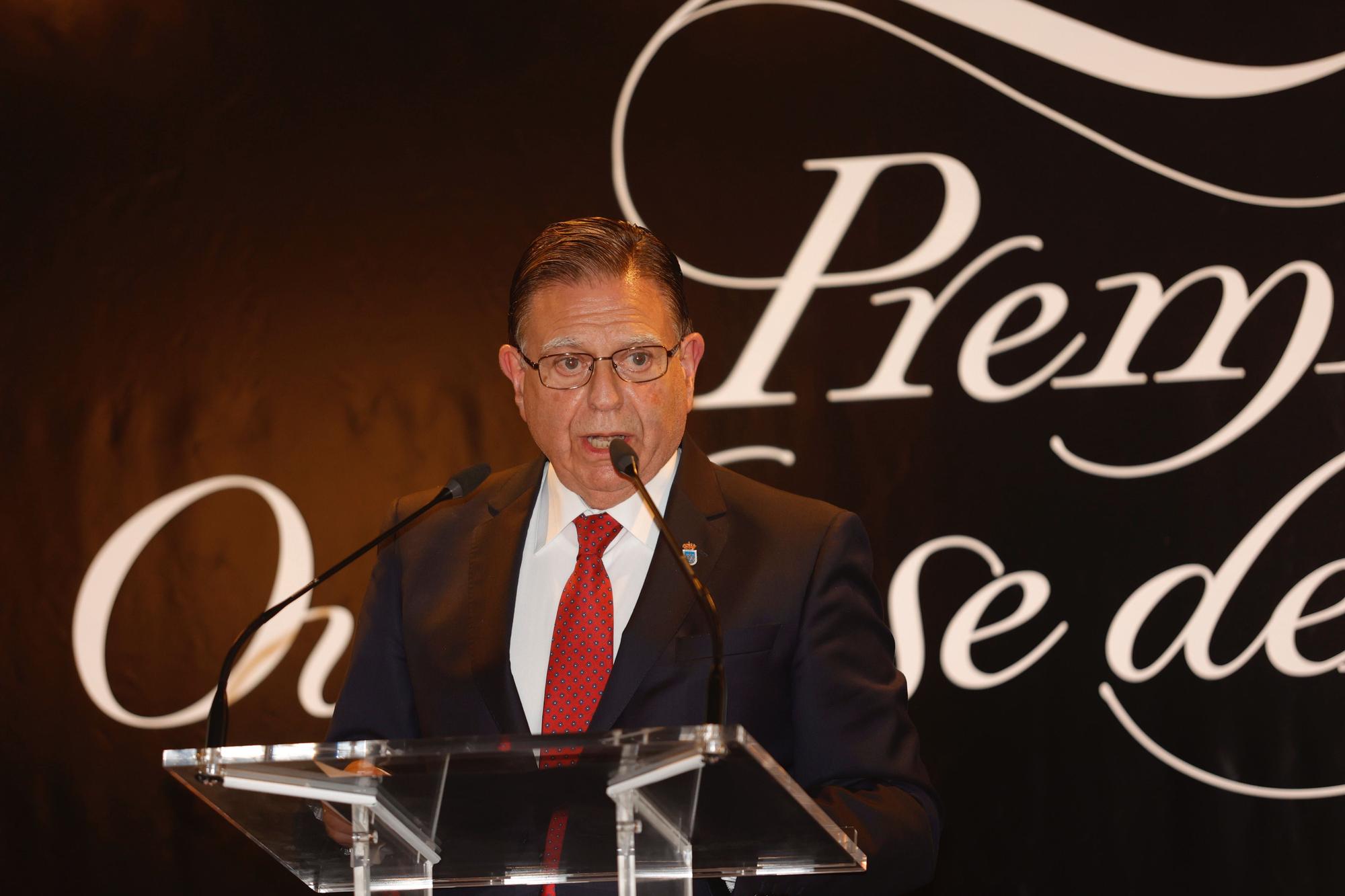 Entrega del premio "Oventese del año" al presidente la Cámara de Comercio, Carlos Paniceres