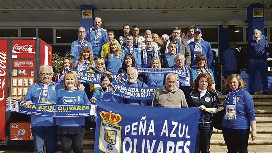 Componentes de la peña azul Olivares durante el viaje que realizaron a Bilbao para ver al Oviedo jugar contra el Bilbao Athletic en el campo de San Mamés.