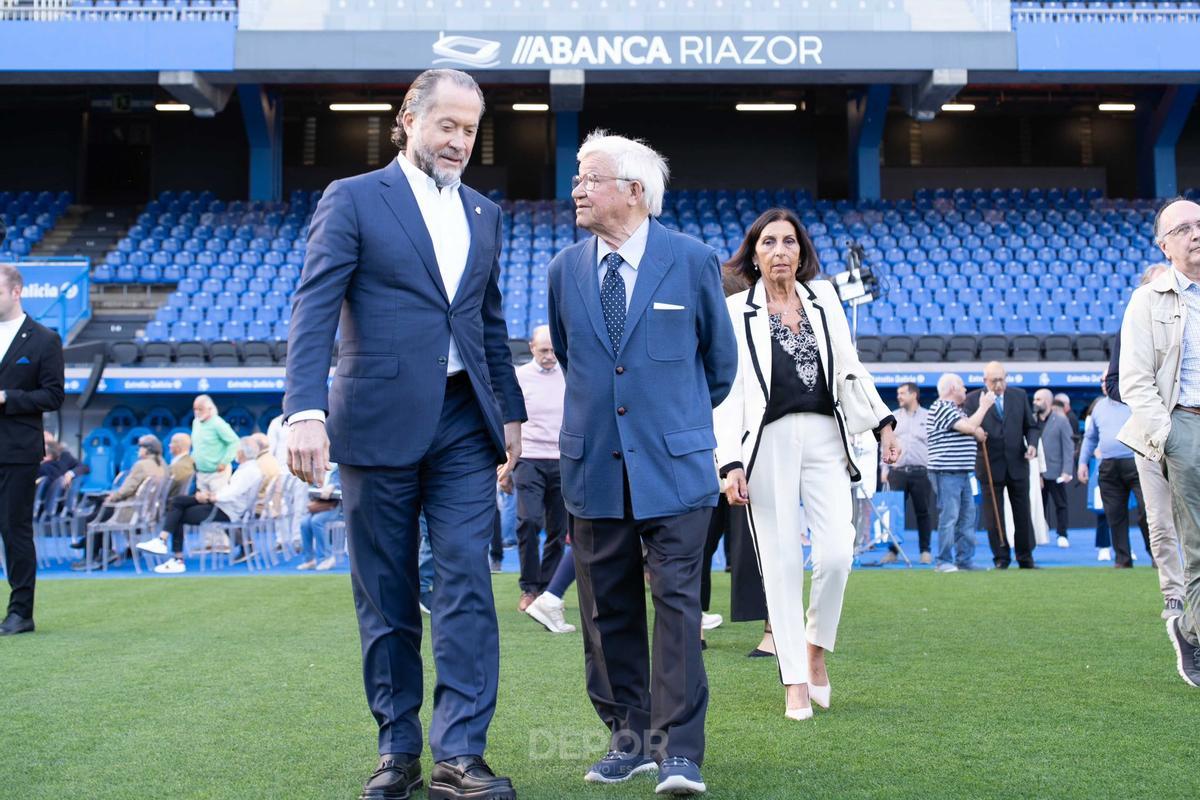 Juan Carlos Escotet charla con uno de los homenajeados