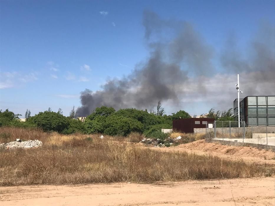 Un incendio en Aldaia es visible a varios kilómetros